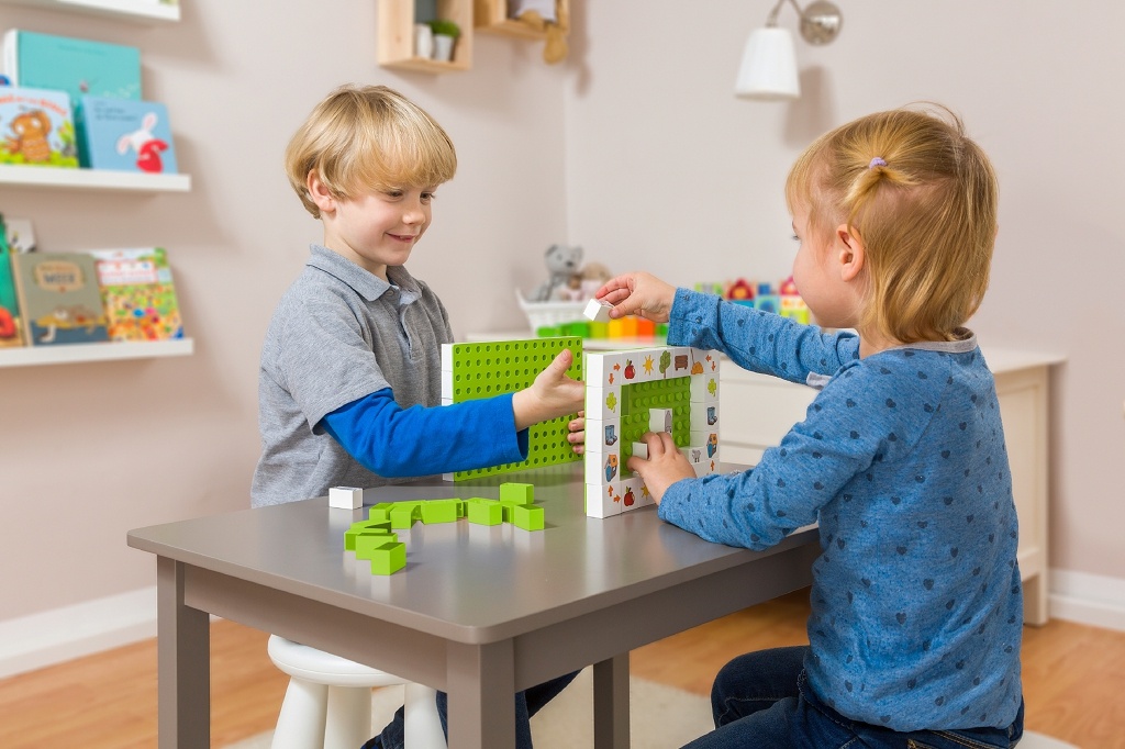 Herní sety stavebnice Hubelino lze kombinovat s Lego Duplo a jsou vhodné pro všechny děti od tří let. 