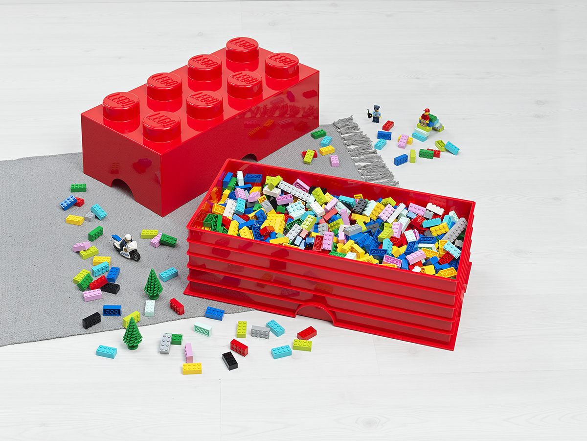  Box lze umístit na stůl, police nebo na podlahu a je navržen tak, aby se více boxů mohlo společně spojit stejně jako kostky LEGO.