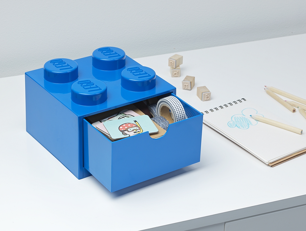  Box lze umístit na stůl, police nebo na podlahu a je navržen tak, aby se více boxů mohlo společně spojit stejně jako kostky LEGO.