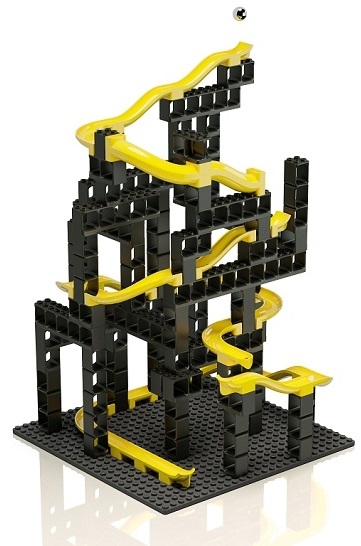 Kreativní stavebnice Hubelino Pi Kuličková dráha přinese do vaší domácnosti mnoho radosti a smíchu. Jednotlivé dílky stavebnice jsou kompatibilní s kostkami LEGO. Vytvořit tak můžete opravdu komplikované stavby. 